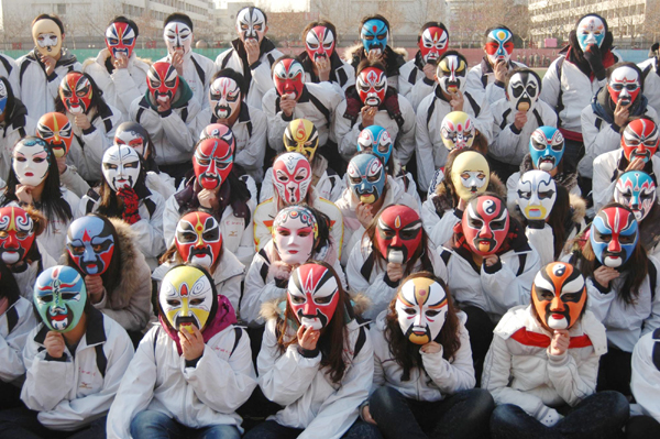 山東大學生組成“臉譜墻”宣傳京劇