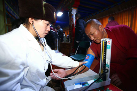 西藏軍區(qū)總醫(yī)院到甘丹寺巡診