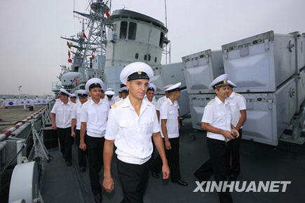 中俄海軍官兵相互參觀軍艦