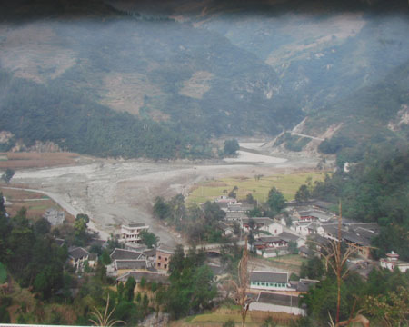 東河口地震遺址公園舉行音樂會紀(jì)念地震一周年[組圖]