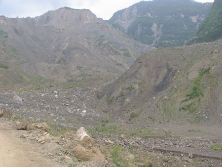 東河口地震遺址公園舉行音樂(lè)會(huì)紀(jì)念地震一周年[組圖]