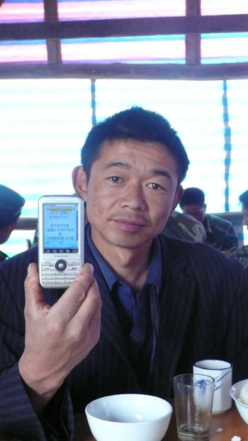 一年后, 苦難中英雄的災區人民昂起了頭