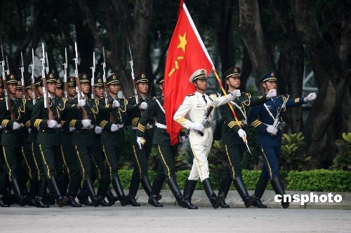 駐港部隊向香港大學(xué)生展示威武形象