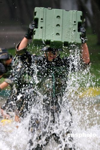 駐港部隊向香港大學(xué)生展示威武形象