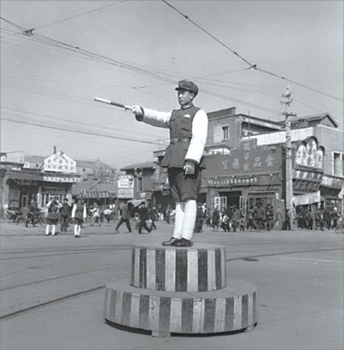 一本畫冊(cè)——一個(gè)國家60年的光榮記憶