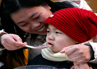 市民品嘗免費(fèi)臘八粥祈福