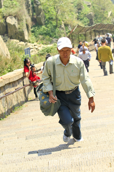 泰山投遞員宋憲臣16年的通天郵路