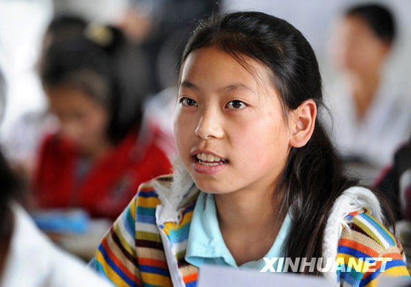 抗震救災小英雄何翠青重返課堂[組圖]