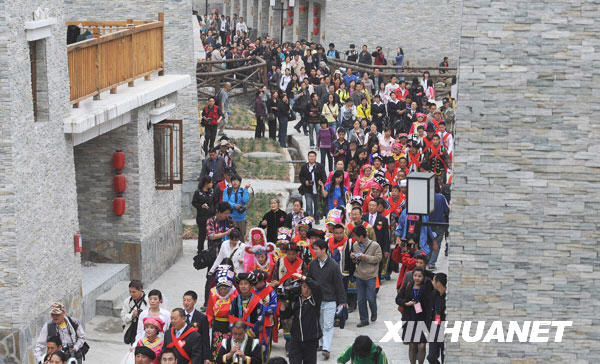 汶川地震一周年：北川20對重組家庭新人舉行集體婚禮