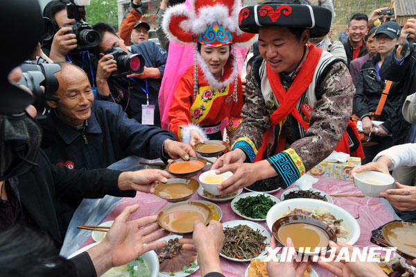 汶川地震一周年：北川20對重組家庭新人舉行集體婚禮