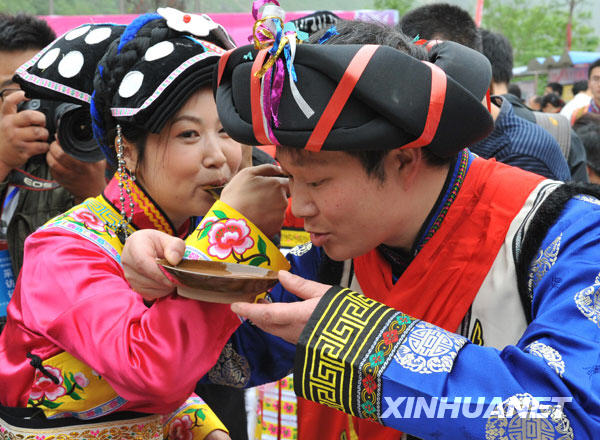 汶川地震一周年：北川20對重組家庭新人舉行集體婚禮