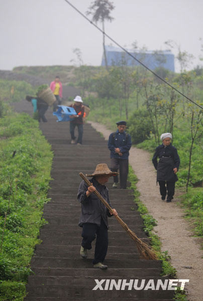 汶川地震一周年：映秀守墓人[組圖]