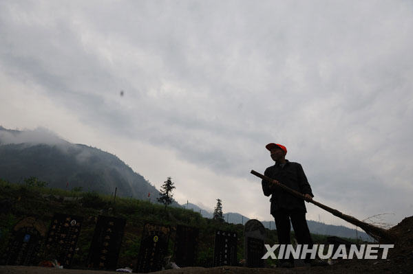 汶川地震一周年：映秀守墓人[組圖]