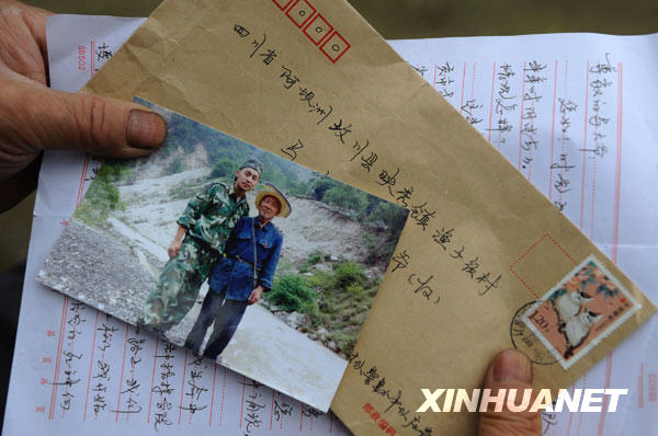 汶川地震一周年：映秀守墓人[組圖]