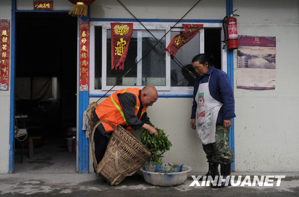汶川地震一周年：映秀守墓人[組圖]
