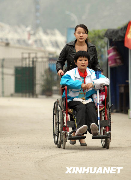 汶川地震一周年：不屈的生命之花快樂綻放[組圖]