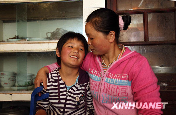 汶川地震一周年：不屈的生命之花快樂(lè)綻放[組圖]