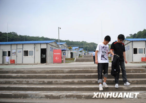 “吊瓶男孩”和“夾縫男孩”如今再相聚[組圖]