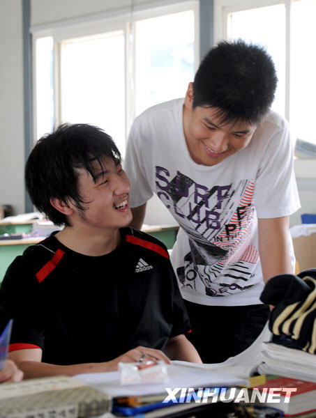 “吊瓶男孩”和“夾縫男孩”如今再相聚[組圖]