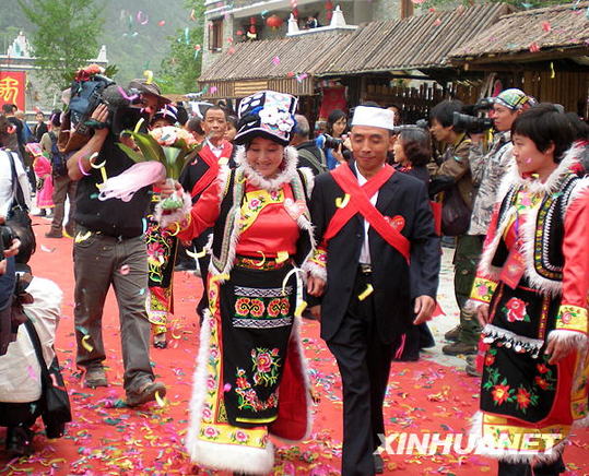 北川震后20對(duì)“重組家庭”的幸福生活