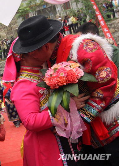 北川震后20對“重組家庭”的幸福生活