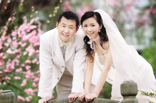 地震救災(zāi)女護(hù)士變身“最美俏新娘”[組圖]