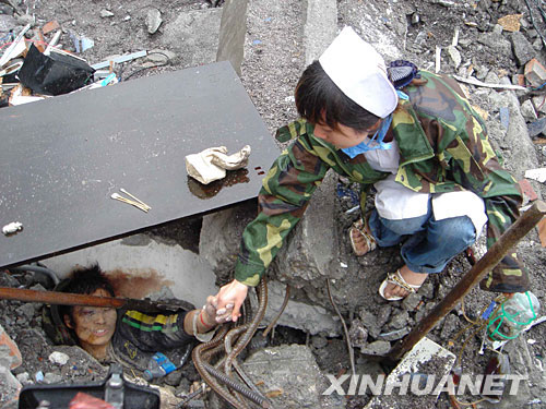 地震救災(zāi)女護(hù)士變身“最美俏新娘”[組圖]