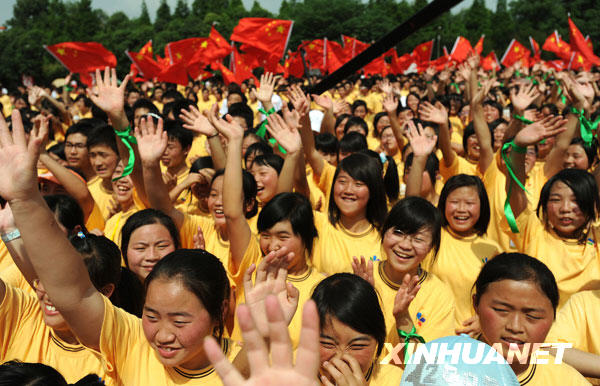 成龍率隊與北川中學師生互動[組圖]