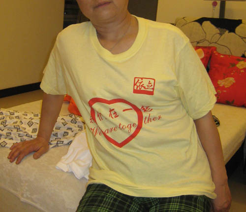 地震災區(qū)志愿者衣服集匯（組圖）