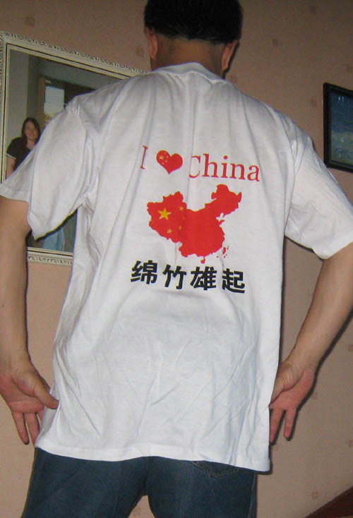 地震災區志愿者衣服集匯（組圖）