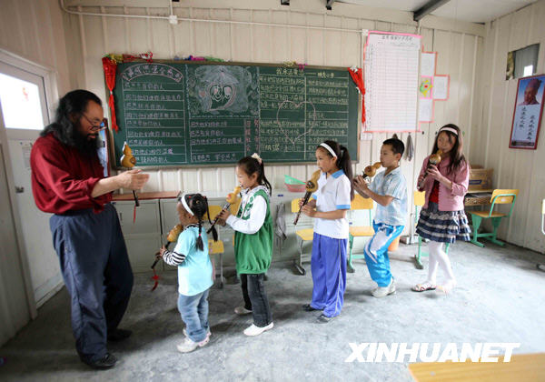 汶川地震一周年：肩并肩 心相連[組圖]