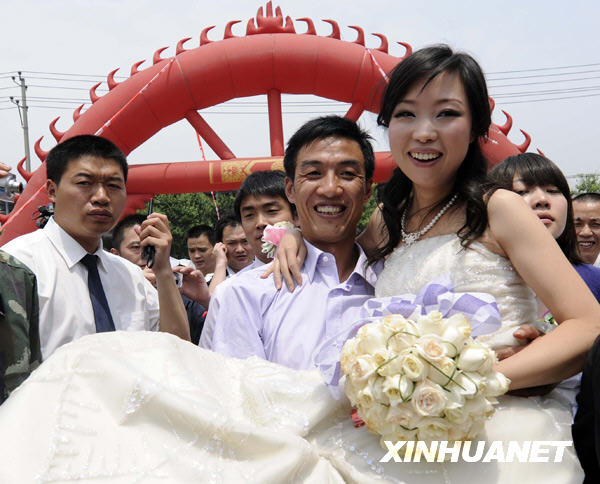 汶川地震一周年：肩并肩 心相連[組圖]