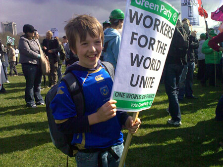 3月28日，倫敦街頭舉行大規(guī)模的游行