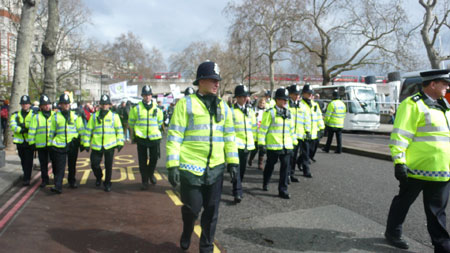 倫敦峰會在即 人們舉行大規模示威活動
