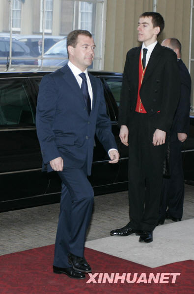 英國(guó)女王為出席20國(guó)集團(tuán)峰會(huì)的各國(guó)領(lǐng)導(dǎo)人舉行招待會(huì)