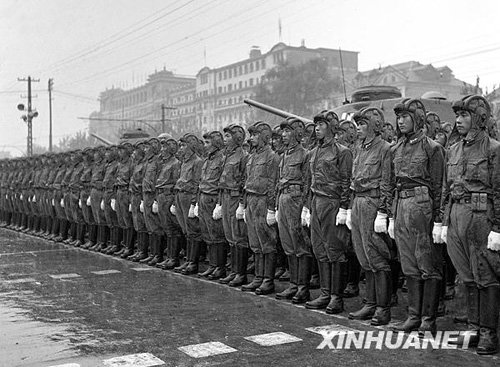 1956年：大雨滂沱振軍容