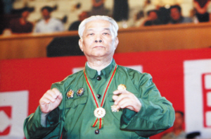 軍樂隊總指揮回憶：“天上下刀子也不能動”