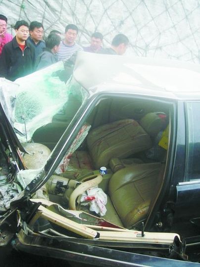京港澳高速39輛車連環相撞 受損車輛堵路2公里