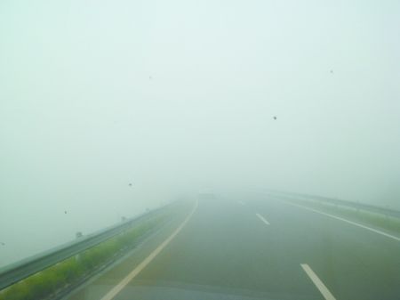 京港澳高速39輛車(chē)連環(huán)相撞 受損車(chē)輛堵路2公里