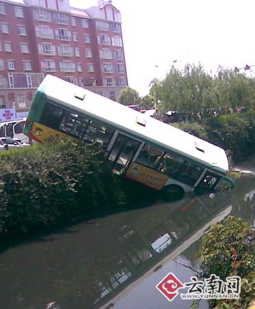 昆明公交車與轎車相撞墜河12人傷亡