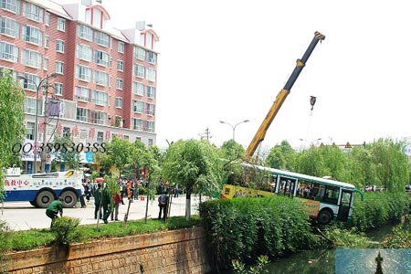 昆明公交車與轎車相撞墜河12人傷亡