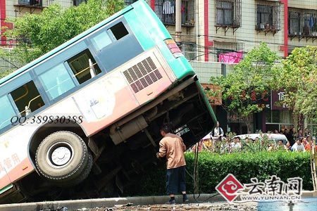 昆明公交車與轎車相撞墜河12人傷亡