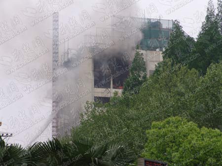 武漢市政府大樓今日上午著火 大火現(xiàn)已被撲滅