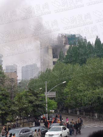 武漢市政府大樓今日上午著火 大火現(xiàn)已被撲滅