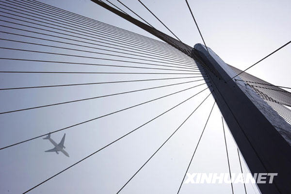 上海長(zhǎng)江大橋進(jìn)入后期施工階段 空中拍攝雄姿已顯