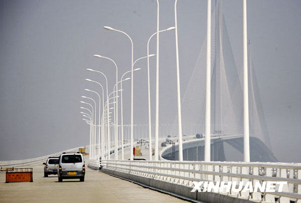 上海長江大橋進入后期施工階段 空中拍攝雄姿已顯