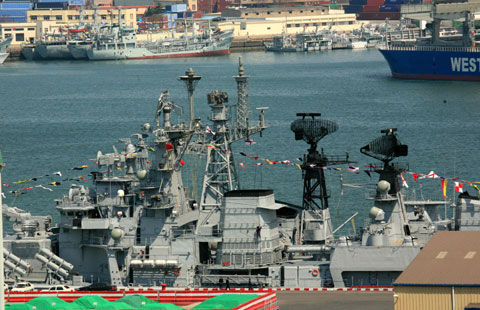 多國(guó)海軍艦艇參加中國(guó)海軍建軍60周年紀(jì)念活動(dòng)