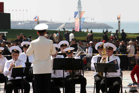多國(guó)海軍樂(lè)手同臺(tái)演藝 慶祝我國(guó)海軍成立60周年