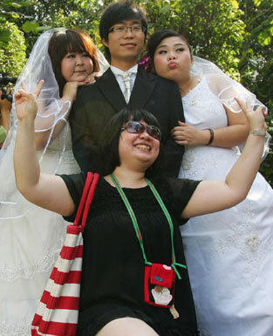 9名重量級“胖妹”舉行集體訂婚儀式