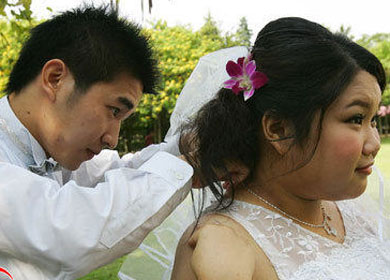 9名重量級“胖妹”舉行集體訂婚儀式